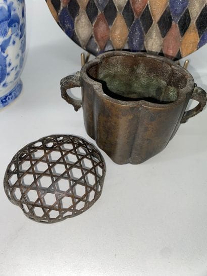 Lot including: - 1 modern Chinese porcelain...