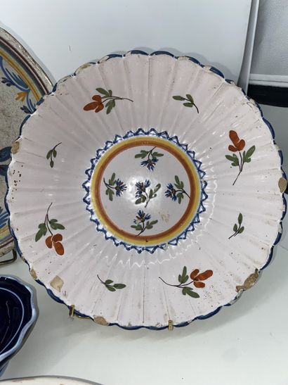 Earthenware lot, including 3 salad bowls...