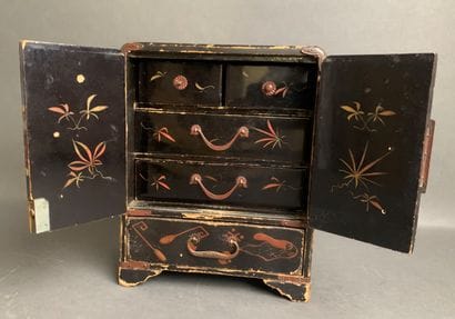 Small jewelry cabinet in black lacquered...