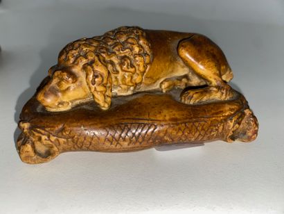 Lot comprising: - 1 ceramic dog lying on...