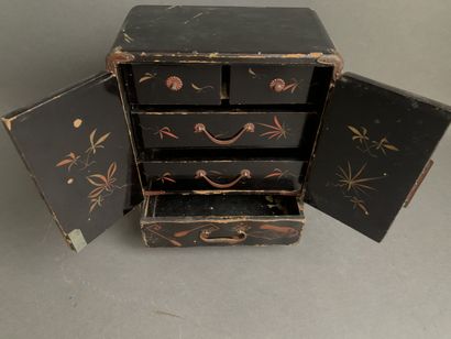 Small jewelry cabinet in black lacquered...