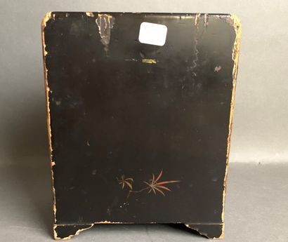 Small jewelry cabinet in black lacquered...
