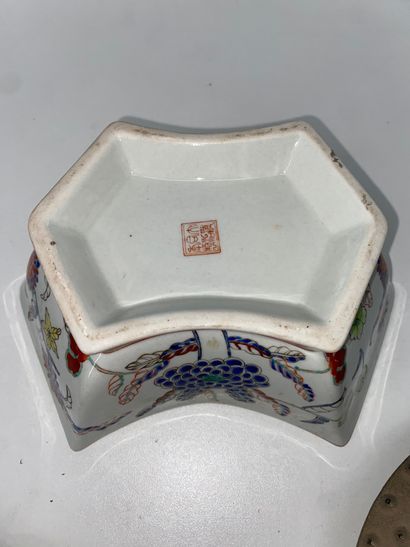 Lot including: - 1 modern Japanese cast-iron...