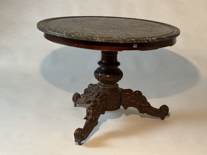 Round tripod pedestal table in mahogany veneer...