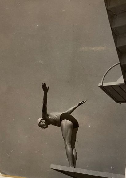 Modern school Plongeon dun nageur Black and...