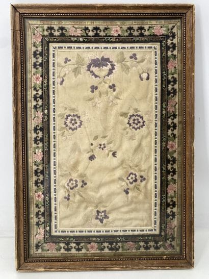 CHINA AND JAPAN: Lot comprising: - 2 carved...