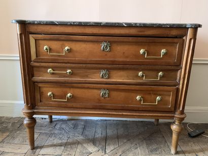 Commode en bois naturel à trois tiroirs sur...