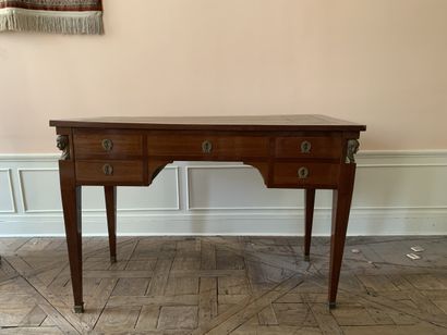 Bureau plat en placage d'acajou à quatre...