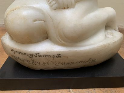 Sculpture en albâtre d'un moine bouddhiste...