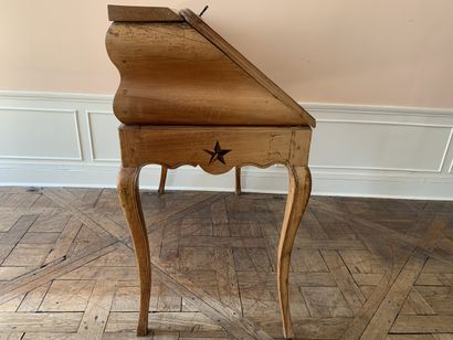 Bureau de pente en bois naturel marqueté...
