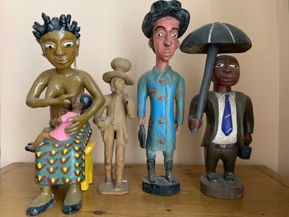 Lot de quatre statuettes en terre cuite et...