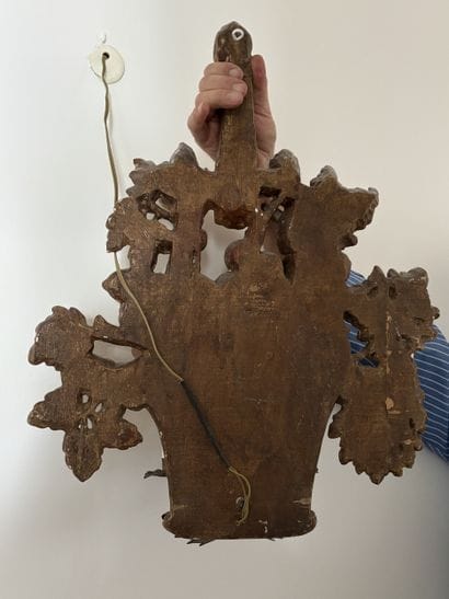 Paire d'appliques en bois sculpté doré à...