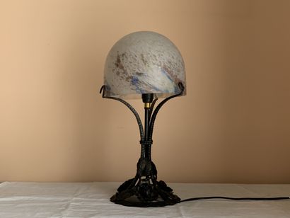 MULATY
Lampe de table en fer martelé à décor...