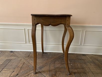 Petit guéridon en bois naturel sculpté d'une...