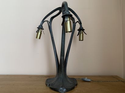 Pied de lampe en métal argenté à trois lumières,...