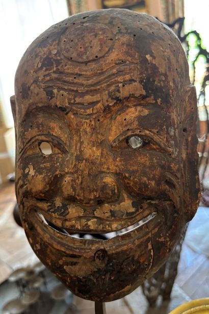 Lot :
- Masque de théâtre en bois naturel...