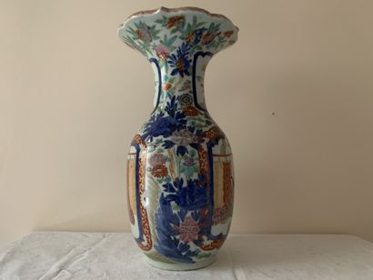 Vase balustre en porcelaine polychrome à...