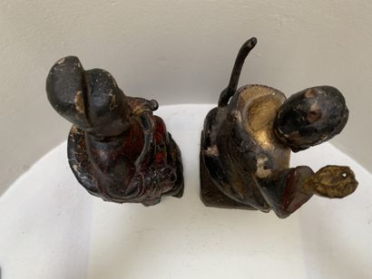 Deux sculptures en bois polychrome et doré...