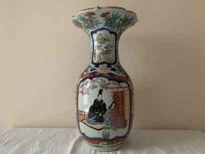 Vase balustre en porcelaine polychrome à...