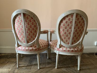 Paire de fauteuils cabriolets à dossier médaillon,...