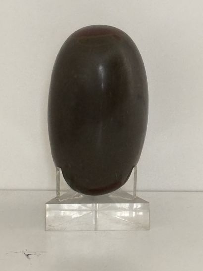 Lingam de forme oblongue en pierre grise...
