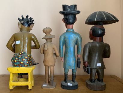 Lot de quatre statuettes en terre cuite et...