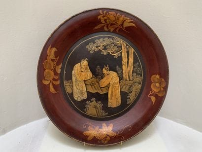 Plat rond en bois laqué rouge et noir à décor...