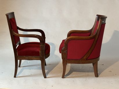 Paire de fauteuils en bois teinté, accotoirs...