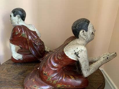 Paire de sculptures polychromes représentant...