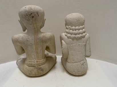Deux sculptures en tuf représentant un homme...