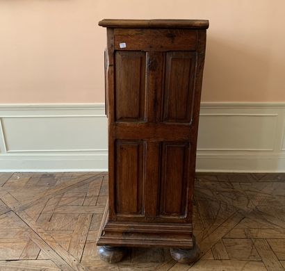 Petit cabinet en noyer à trois vantaux à...