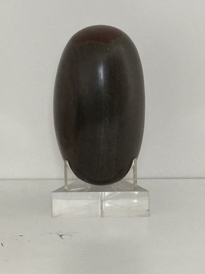 Lingam de forme oblongue en pierre grise...