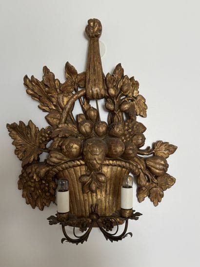 Paire d'appliques en bois sculpté doré à...