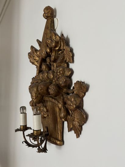 Paire d'appliques en bois sculpté doré à...