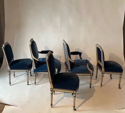 Mobilier de salon à dossier droit en chapeau...