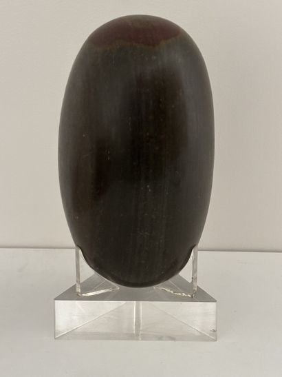 Lingam de forme oblongue en pierre grise...