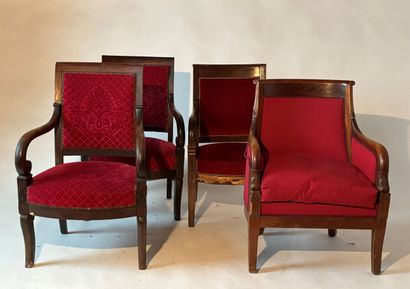 Paire de fauteuils en bois teinté, accotoirs...