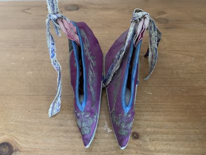 Paire de chaussons en tissus brodé pour filles...