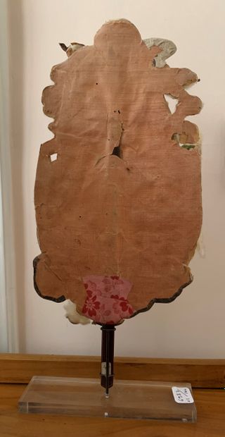 Deux éventailes formés de tissus matelassés...