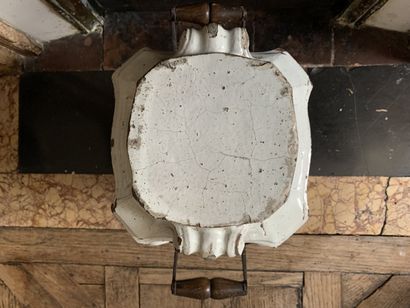 Poêle en faience à glaçure crème, poignées...