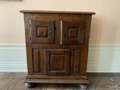 Petit cabinet en noyer à trois vantaux à...