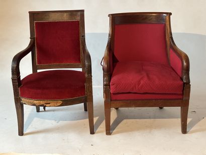 Paire de fauteuils en bois teinté, accotoirs...