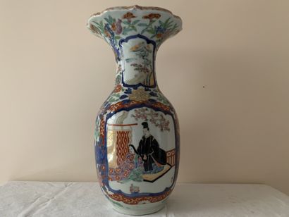 Vase balustre en porcelaine polychrome à...