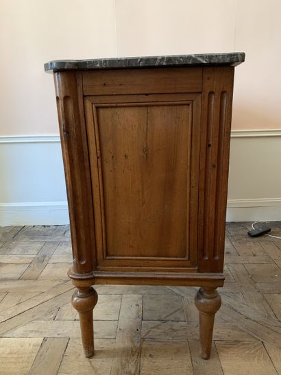 Commode en bois naturel à trois tiroirs sur...