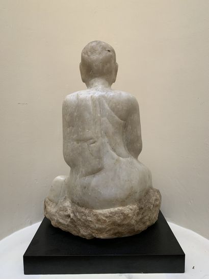 Sculpture en albâtre d'un moine bouddhiste...