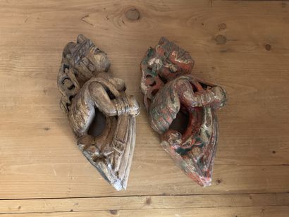 Paire de consoles en bois naturel et polychrome...