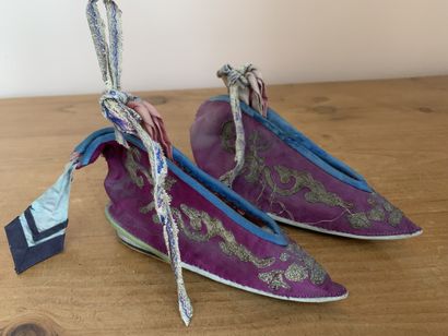 Paire de chaussons en tissus brodé pour filles...