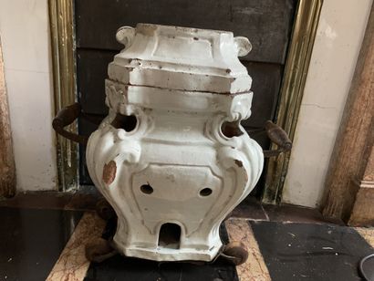 Poêle en faience à glaçure crème, poignées...