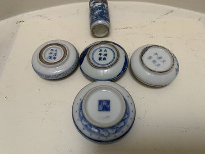 Lot de quatre soucoupes couvertes et d'une...