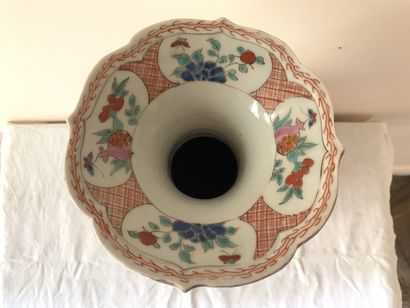 Vase balustre en porcelaine polychrome à...